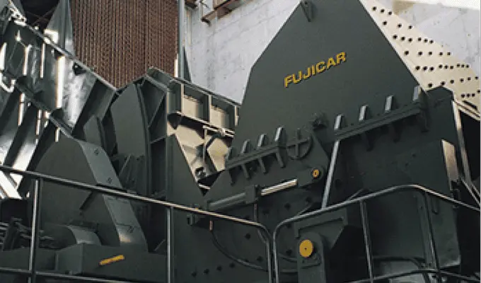 「FUJICAR」のロゴが付いた黒い大型産業機械が工場内に設置されている