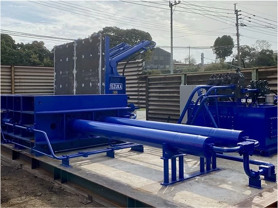青い油圧シリンダーを備えた大型の産業用スクラッププレス機