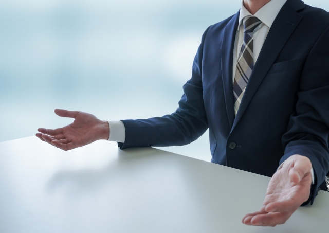手を広げるビジネスマン