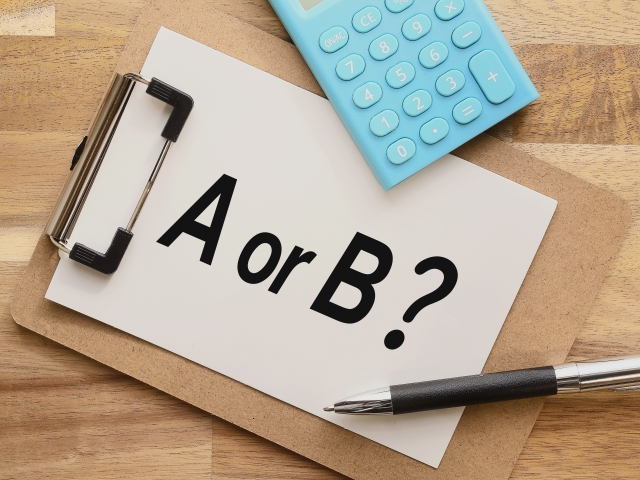 A or B?が書かれた紙とボールペン