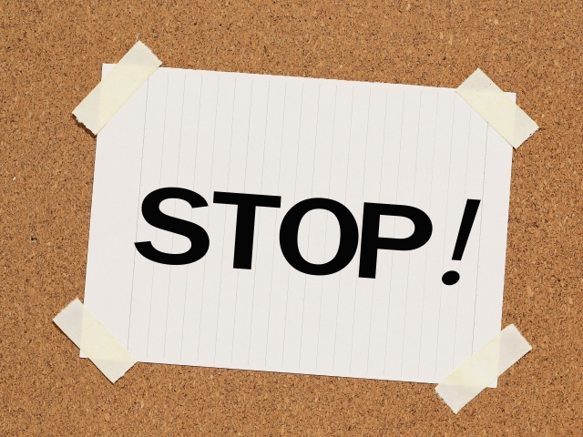 STOP!と書かれた紙