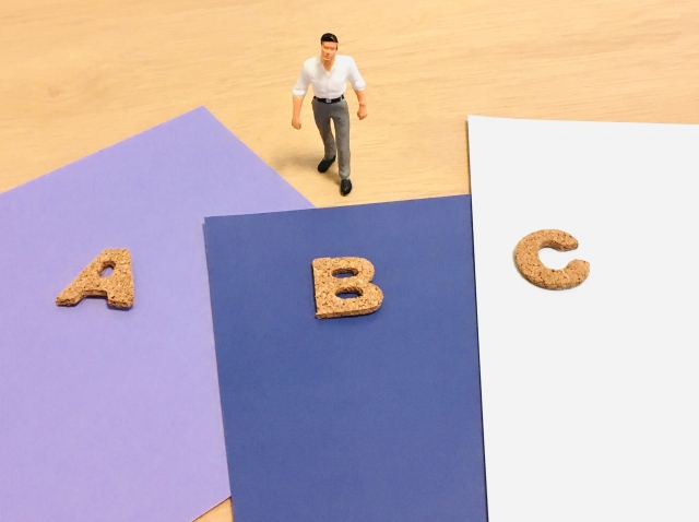 色が違う紙とABC