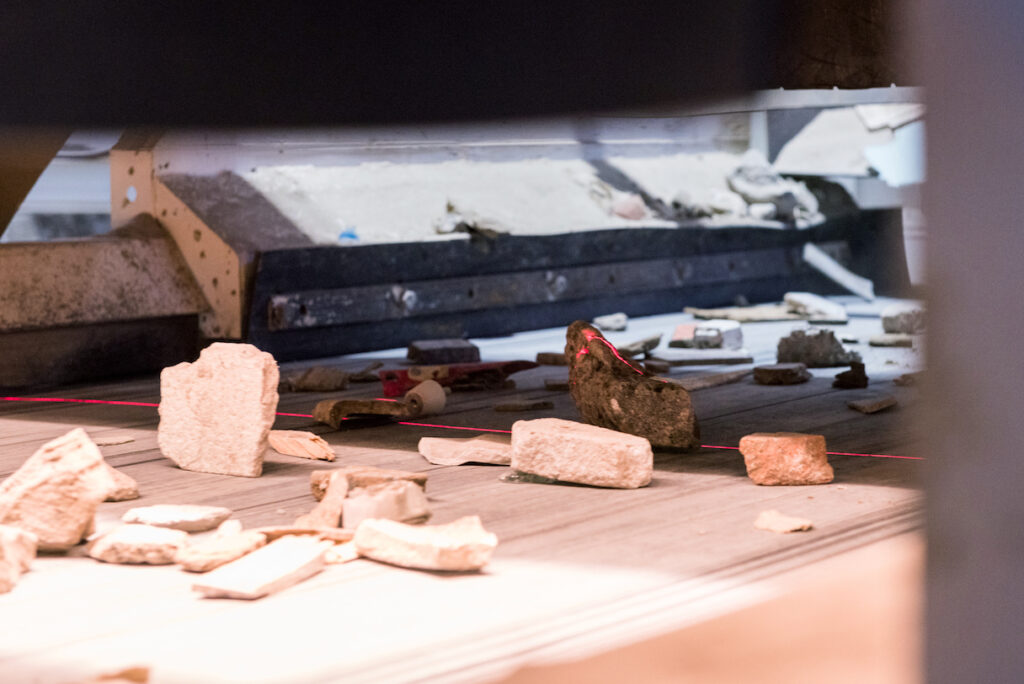 廃棄物をAIで選別しているコンベア