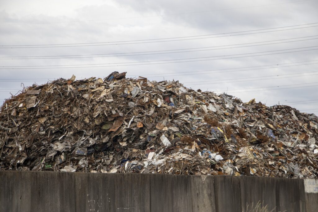 産業廃棄物の山