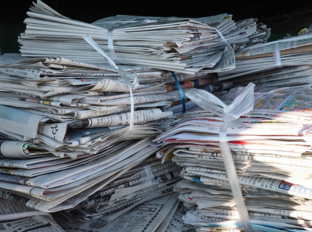 古新聞の山