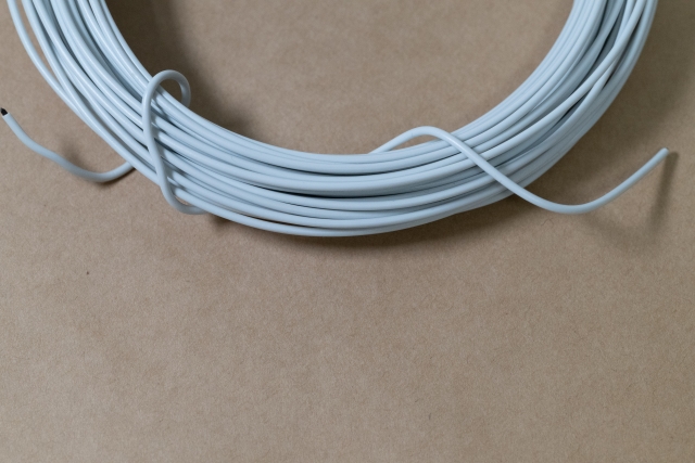 巻かれた白い電線