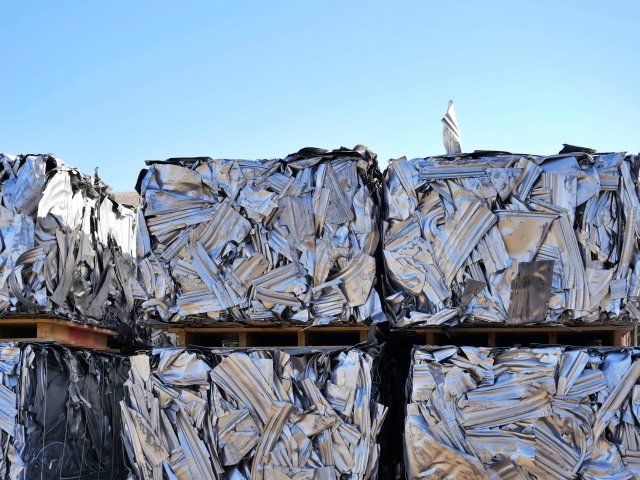 金属のスクラップの山