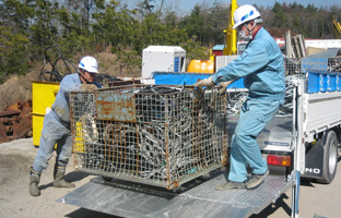 電線くずを回収している作業員