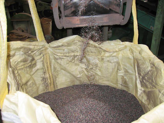 選別されている銅チップ