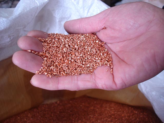 細かく粉砕された銅ナゲット