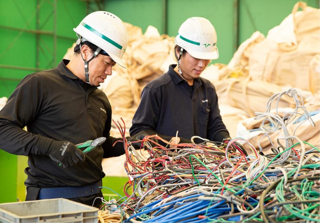 電線を選別している作業員