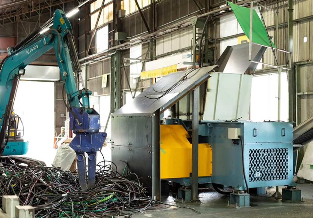 廃電線を粉砕している様子