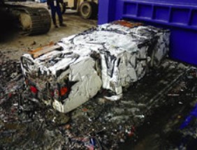 油圧プレス機で圧縮されたスクラップ