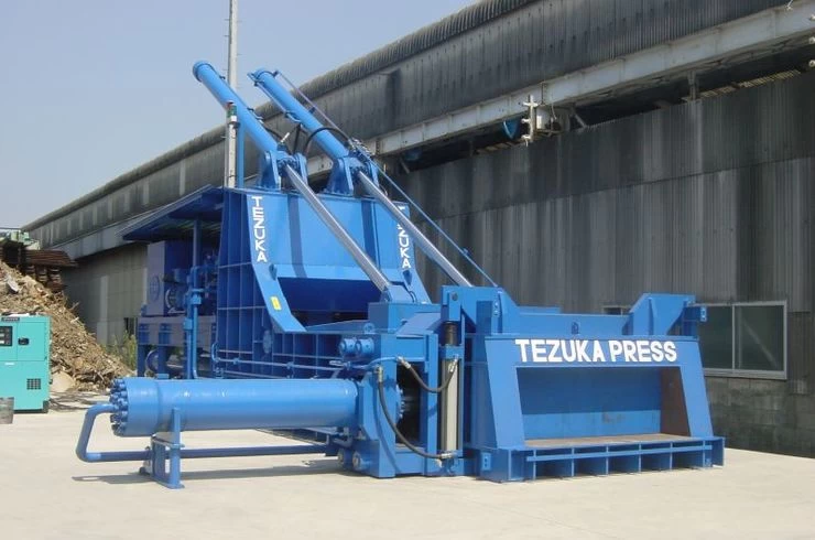 株式会社テヅカの押出式スクラッププレス機