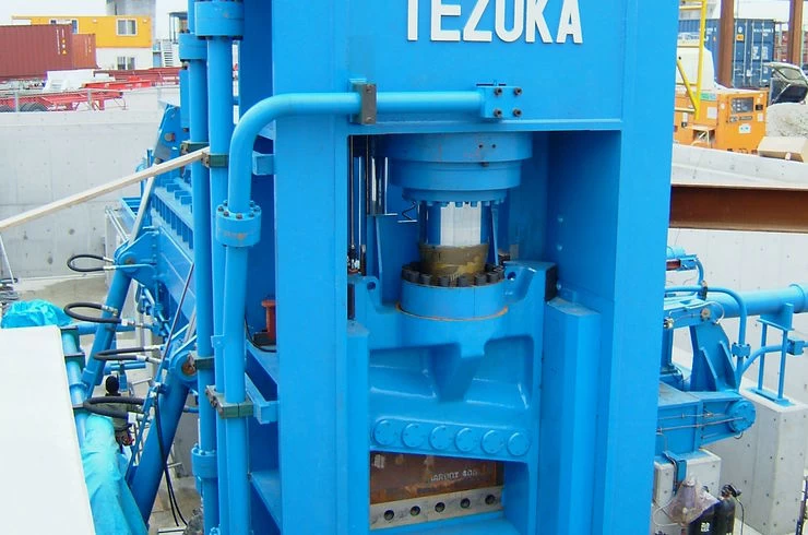 株式会社テヅカの圧縮切断機