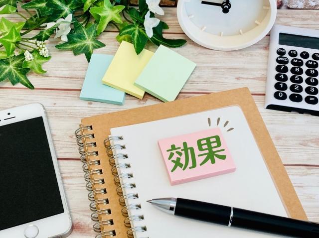 効果と書かれた付箋をノートに貼ったデスクイメージ