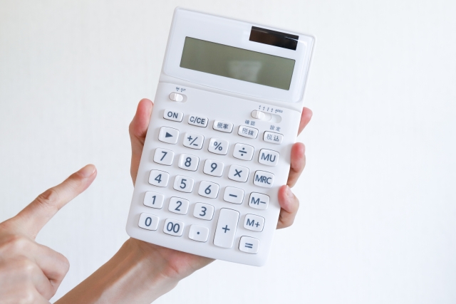 電卓を持つ手元