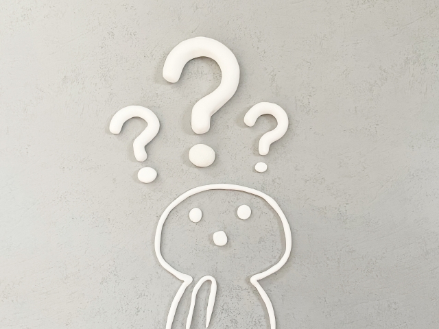 ハテナと考えている人型