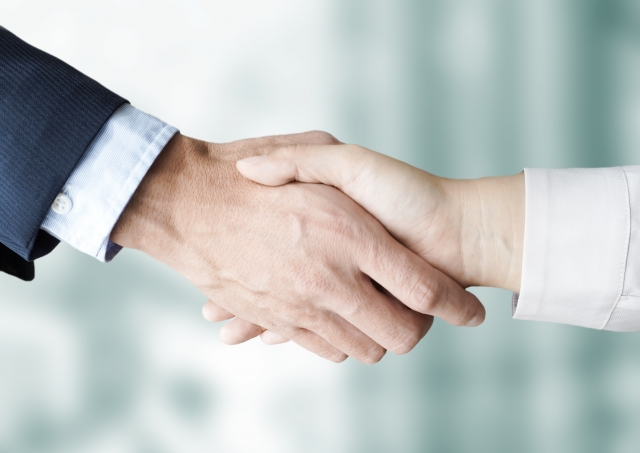 握手するビジネスマン
