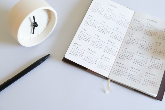 時計と手帳型カレンダー