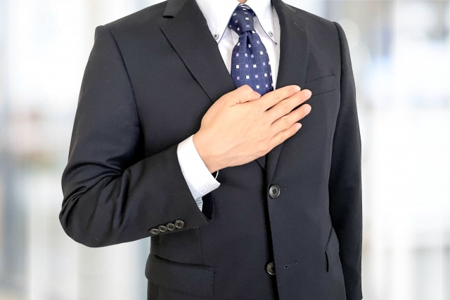 営業担当が胸に手をあてる様子