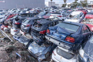 積まれている廃車