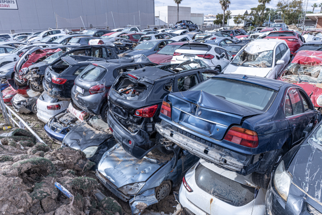 積まれている廃車
