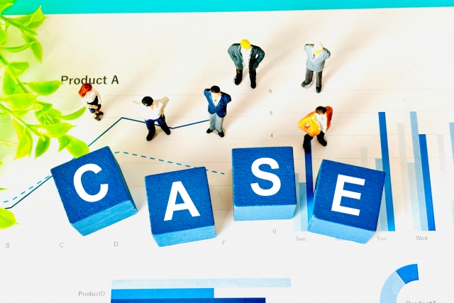 caseと書かれた青いブロックとビジネスマンたち