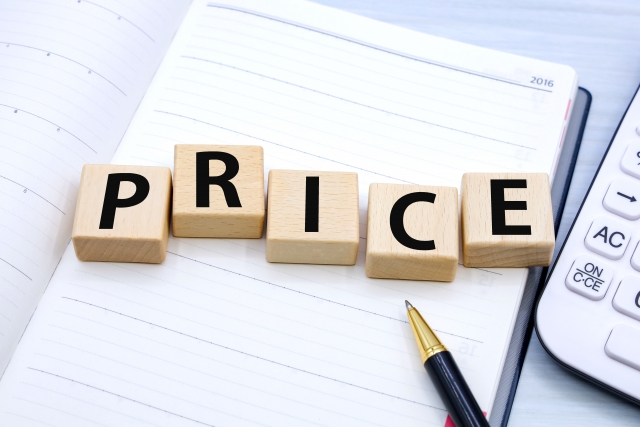 PRICEの文字列とボールペン