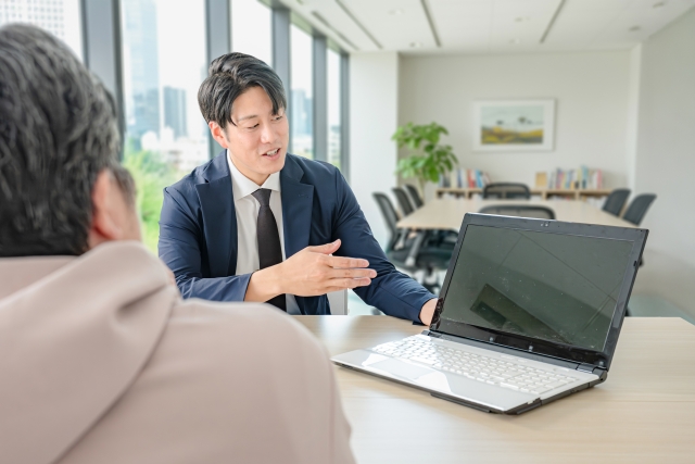 パソコンで提案するビジネスマン