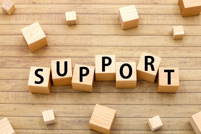 SUPPORTの文字列がかか書かれた積み木