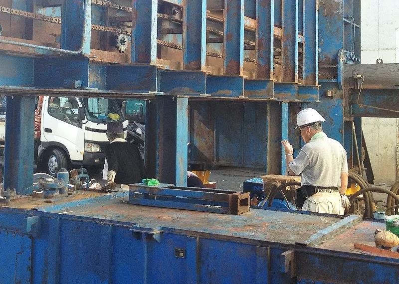 スクラップ処理機械のメンテナンス作業