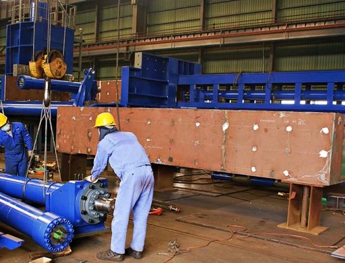 スクラップ処理機の分解・組み立て作業